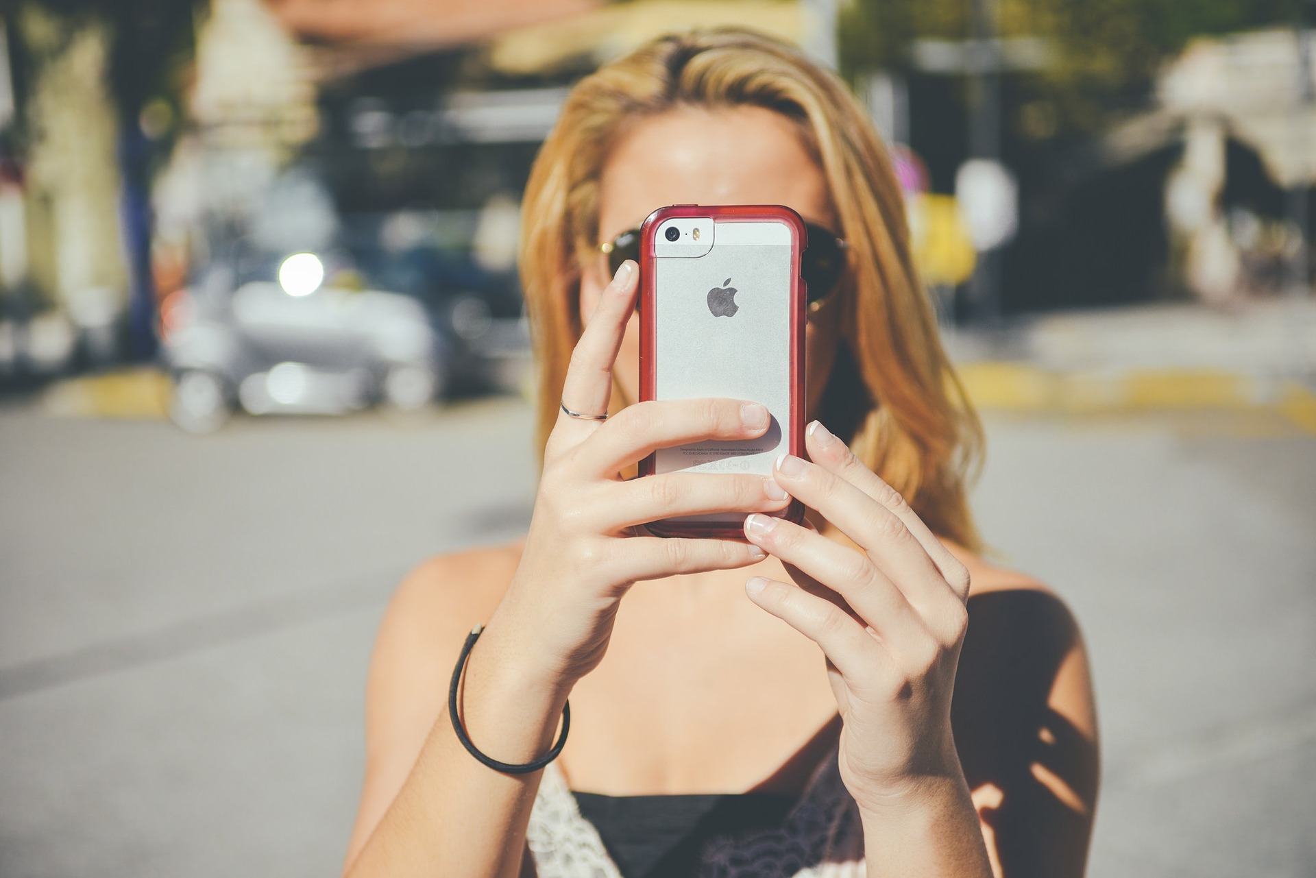 things men hate to hear on a first date - smartphone buzz